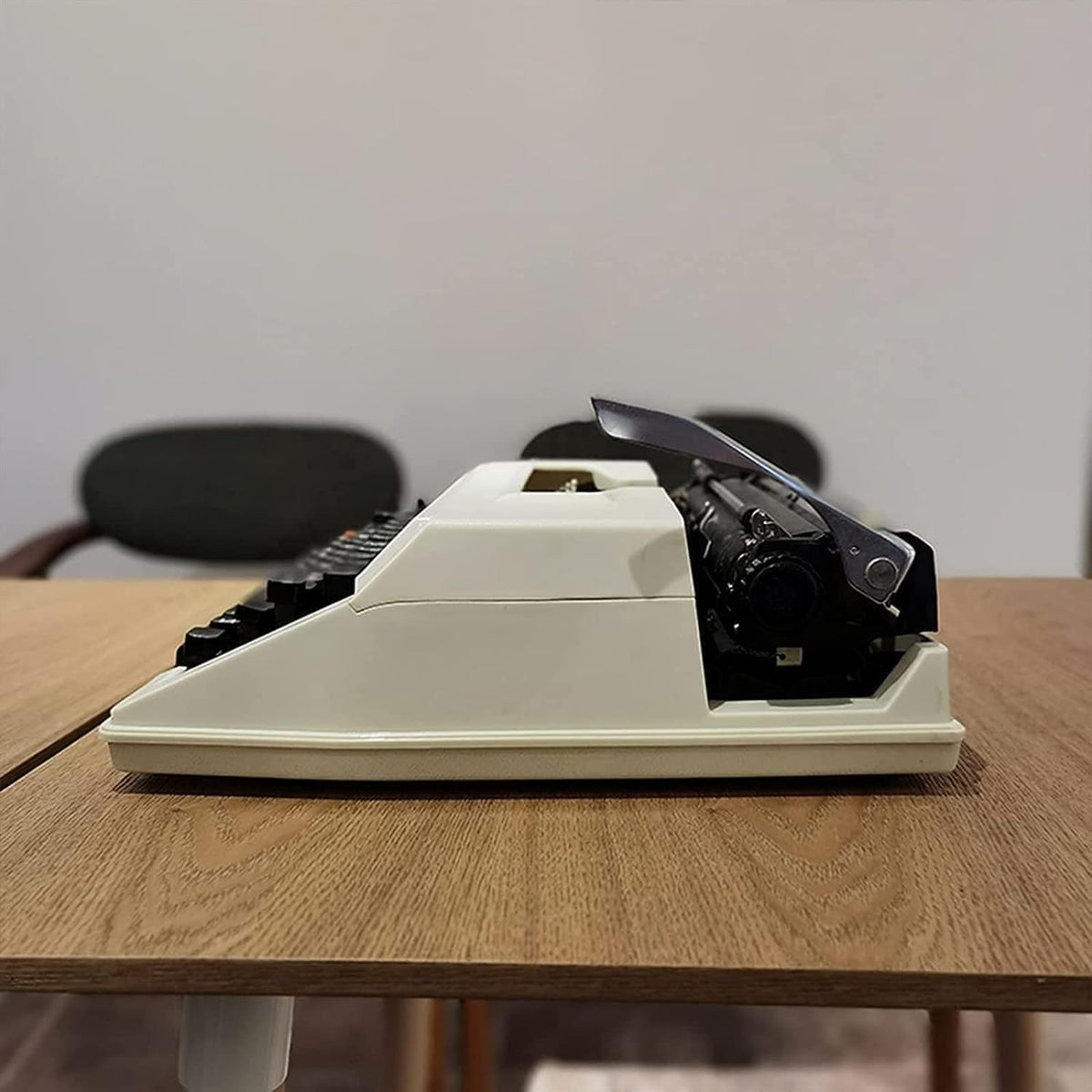 Classic Old Fashioned Manual Typewriter - Portable & Easy to Use - Includes Ribbon Set - Machinery Typewriter, kk321